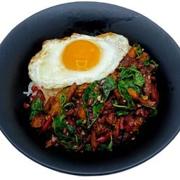 ข้าวกะเพราไก่ย่างถ่านไข่ดาว