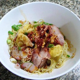 บะหมี่เกี้ยวน้ำหมูแดง