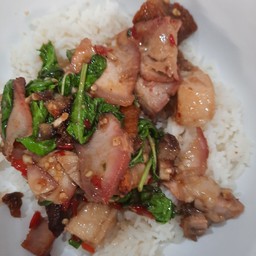 ข้าวกะเพราหมูแดงหมูกรอบ