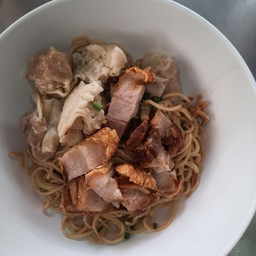 บะหมี่เกี๊ยวหมูกรอบ