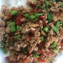 กะเพราหมูสับใส่วุ้นเส้น ฟรีไข่ดาว