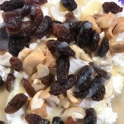 ครีมสดนม+ลูกเกด+เม็ดมะม่วง