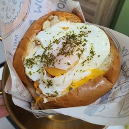 แซนวิชหมูสับไข่ดาวชีส