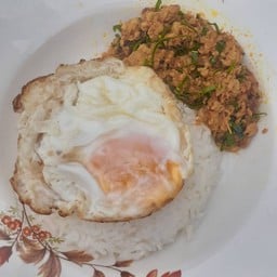 ข้าวคั่วกลิ้งหมูสับไข่ดาว