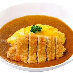 ข้าวคาเรออมไรซ์ปลาชุบเกล็ดขนมปังทอด Fried fish cutlet curry omelet rice