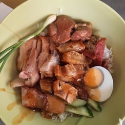 ข้าวหมูแดงหมูกรอบหมูตุ๋นไก่ย่างกุนเชียงไข่ต้ม