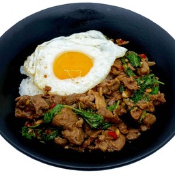 ข้าวกะเพราเนื้อ ไข่ดาว