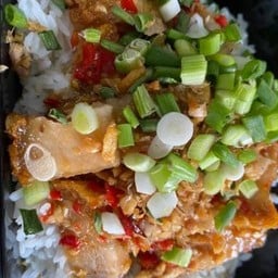 ข้าวหมูกรอบคั่วพริกเกลือ