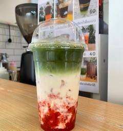 ชาเขียวนมสดสตอเบอรึ่