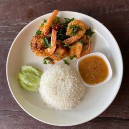 ข้าวกระเพรากุ้งกรอบ