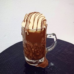 ช็อกโกแลตร้อนกับวานิลลาไอศกรีม  Hot chocolate float