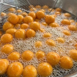 ขนมไข่เต่า หรือ ขนมไข่นกกระทา (ทำมาจากมันล้วนๆ)
