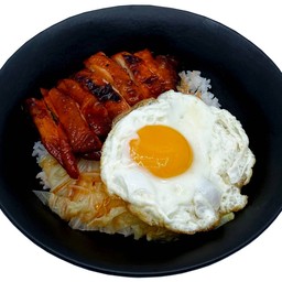 ข้าวไก่ย่างถ่าน ไข่ดาว
