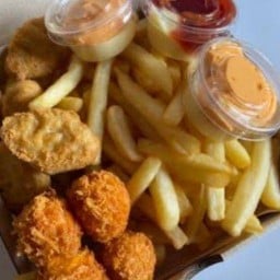 ชุดเซ็ทใหญ่ นักเก๊ต+เฟรนฟราย+ไก่ป๊อบ+ชีลบอล+ไก่ไม่มีกระดูก