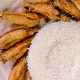 ปีกไก่ทอดราดข้าว