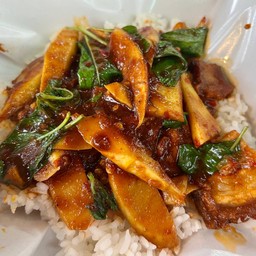 พริกแกงหน่อไม้หมูกรอบ ราดข้าว