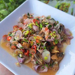 ยำปลาอินทรีทอดกรอบ ตะมุตะมิ