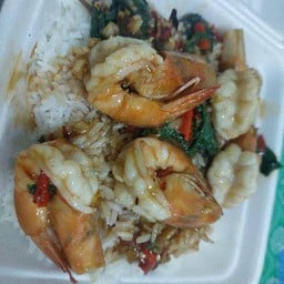 กะเพรากุ้งราดข้าว