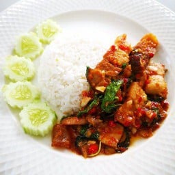 กับข้าว กระเพราหมูกรอบ