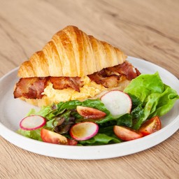 Croissant bacon & scrambled egg