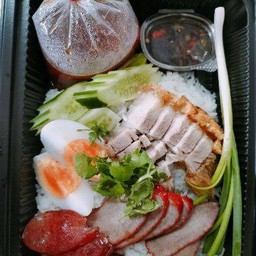 ข้าวสวยหมูกรอบ+หมูแดง+กุนเชียง+ไข่น้ำราด