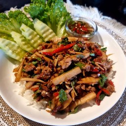 กะเพราหมูสับหน่อไม้ดอง