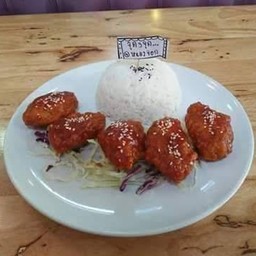 ข้าวปีกไก่ทอดซอสพริกไทยดำ