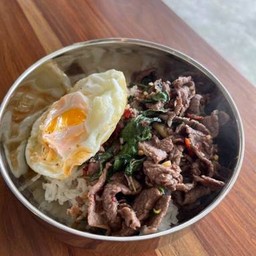 กะเพราะเนื้อชิ้นราดข้าว