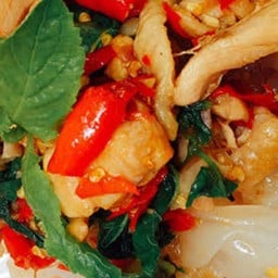 เส้นใหญ่ผัดกระเพราหมูชิ้น