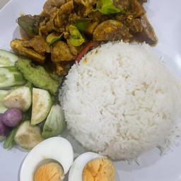 ผัดพริกแกงใต้หมูสามชั้นราดข้าว