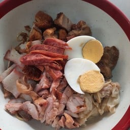 บะหมี่เกี๊ยวหมูแดงหมูกรอบไก่ย่างหมูตุ๋นกุนเชียงไข่ต้ม