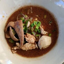 ก๋วยเตี๋ยวเรือโกเกื้อ ข้าวขาหมู -