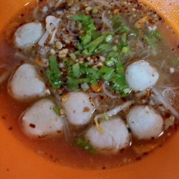 หมี่ขาวต้มยำลูกชิ้นหมู