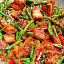 ผัดพริกแกงใส่ถั่ว (เป็นกับข้าว)