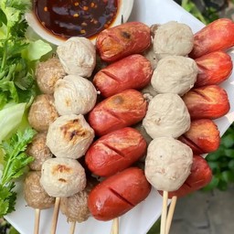 รวมมิตรลูกชิ้น 5 ไม้ ย่าง