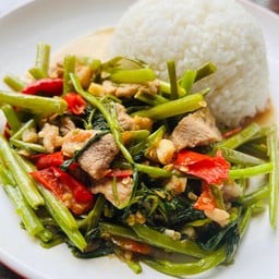 ข้าวราดผัดผักบุ้งหมู