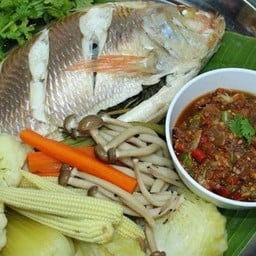 ปลานิลนึ่ง น้ำจิ้มแจ๋ว ผักลวก