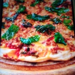 พิชซ่าหน้าเนื้อบดกะเพราชีสใหญ่