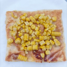 โรตีใส่ไข่+ข้าวโพด(ม้วนกระดาษ)