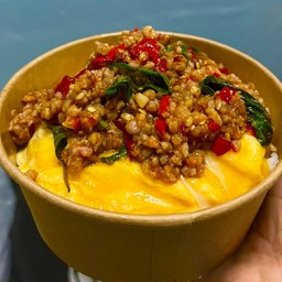 ข้าวกะเพาหมูสับไข่ข้น