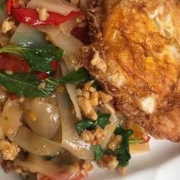 เส้นใหญ่ผัดกระเพราไก่+ไข่ดาว