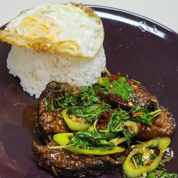 กะเพราปลาดุก+ไข่ดาว