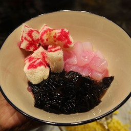 ขนมปัง เฉาก๊วย วุ้นมะพร้าว น้ำแดง