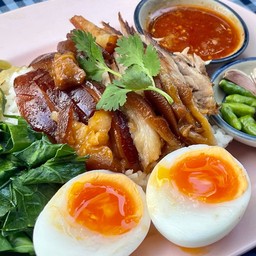 ข้าวขาหมูฮ่องเต้+ใข่ยางมะตูม