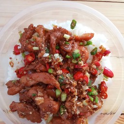 หมูแดดเดียวคั่วพริกเกลือราดข้าว
