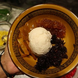 ไอติม สัปปะรด ข้าวเหนียวดำ ฟักทอง