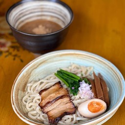 ราเมงจุ่มซุปเข้มข้น หมูชาชู 3 ชิ้น ไข่ดองโชยุครึ่งใบ