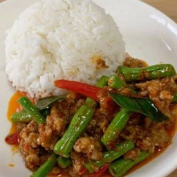 ข้าวผัดพริกแกงหมูสับ+ไข่ต้ม