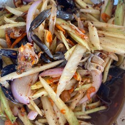 ยำมะม่วงปลากรอบ(น้ำปลาร้า)