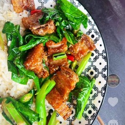 ข้าวคะน้าหมูกรอบ